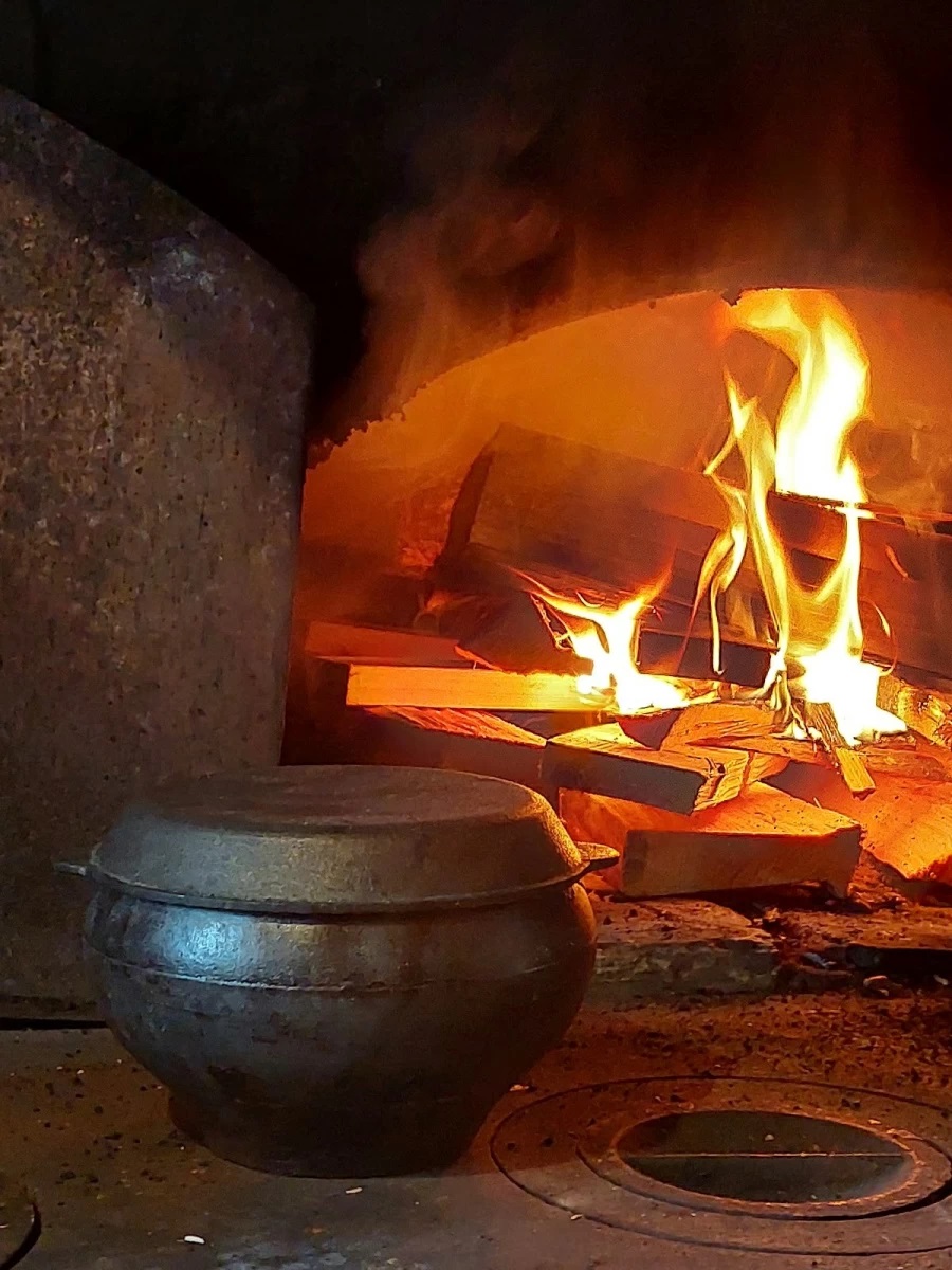 Сало с яйцами на сковородке, петухи под окном и блины из печки - Новости